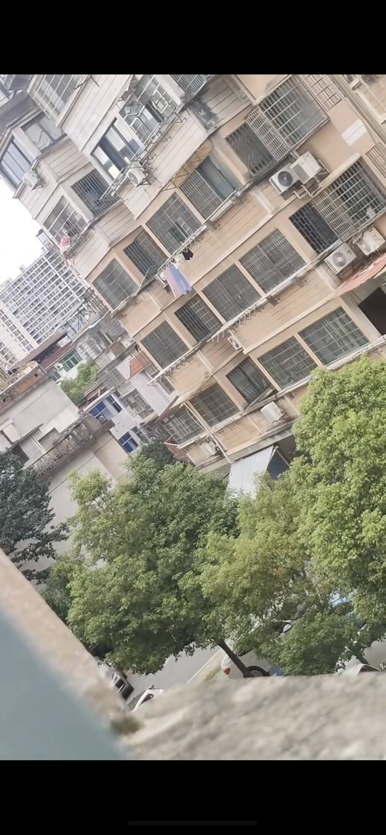 你要真的跳下去了，你让家人以后怎么活啊？！[合十] 死都不怕，还怕活着吗？尊重生命，珍惜自己。。。